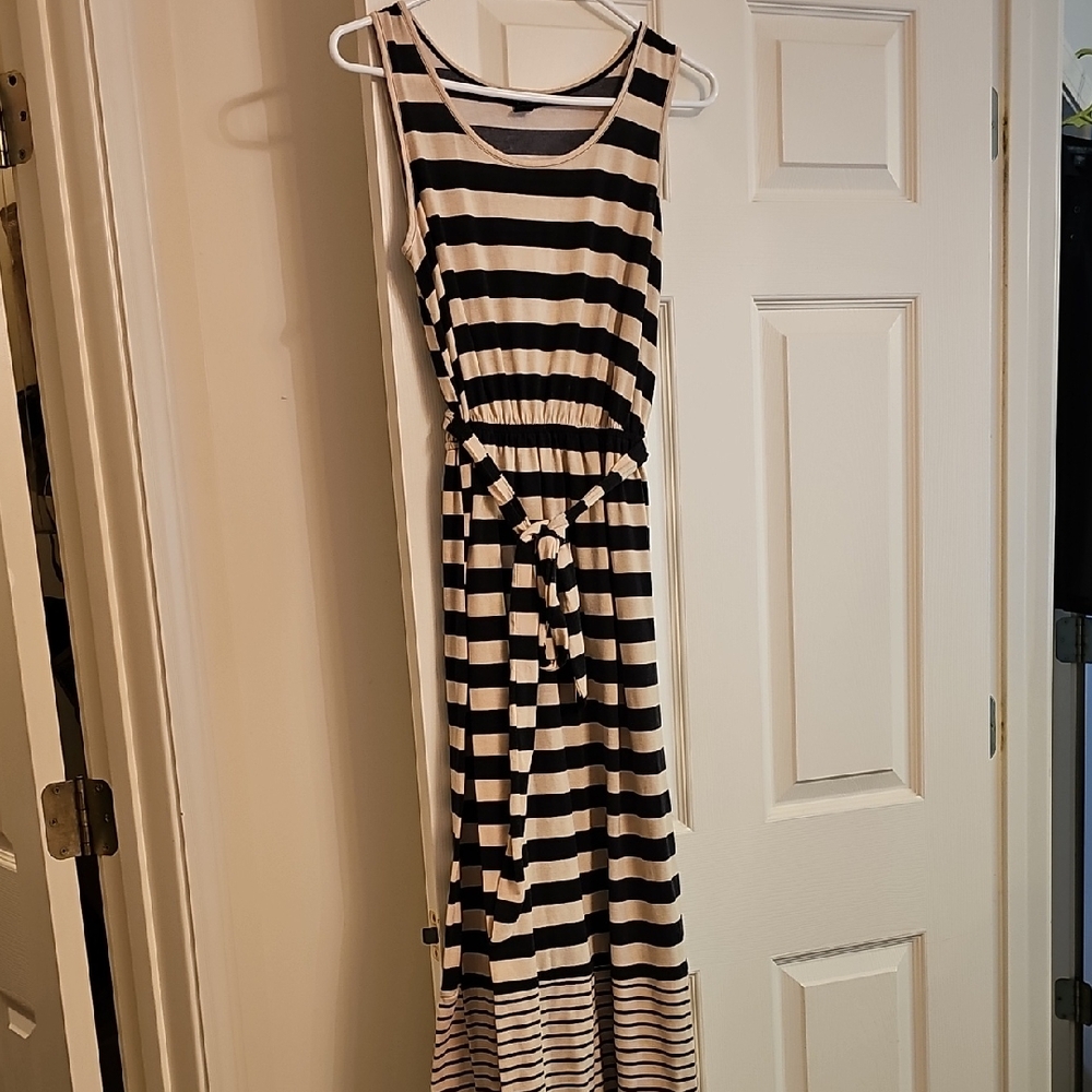 Black and White Sleeveless Scoop Neck Maxi Dress